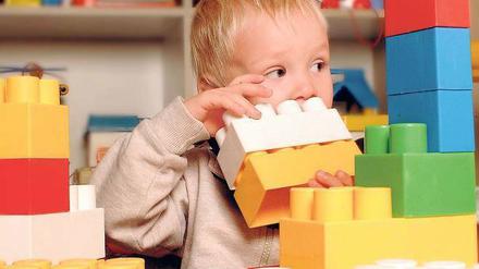 Großes Angebot. Berlins Familien können zwischen knapp 2000 Kitas mit rund 140 000 Plätzen wählen. Weitere 5000 Kinder werden von Tagesmüttern betreut. Mehr als zwei Drittel der Plätze werden von freien Trägern gestellt. 