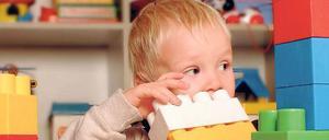 Großes Angebot. Berlins Familien können zwischen knapp 2000 Kitas mit rund 140 000 Plätzen wählen. Weitere 5000 Kinder werden von Tagesmüttern betreut. Mehr als zwei Drittel der Plätze werden von freien Trägern gestellt. 