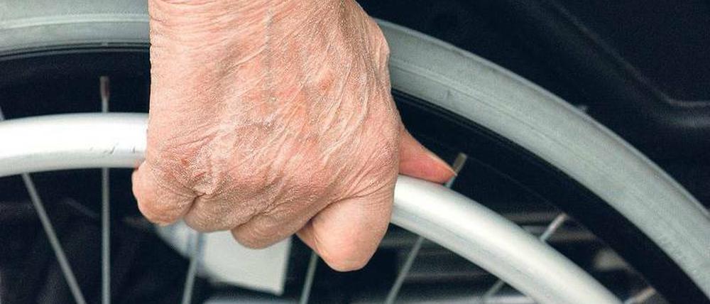 Teure Pflege: Jeder Fünfte kann seine Heimkosten nicht allein zahlen. Viele möchten nicht, dass ihre Kinder einspringen. 