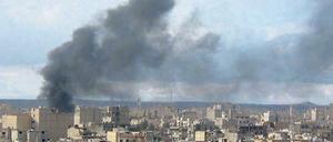Angriff von Assads Luftwaffe auf zivile Ziele? Viele der Fernsehbilder und Fotos aus Syrien stammen aus Quellen, deren Glaubwürdigkeit nicht überprüft werden kann. Foto: Reuters