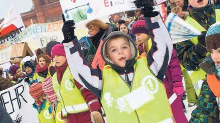 „Wir wollen Sport“. Schüler und Eltern demonstrierten am Mittwoch vor dem Roten Rathaus.