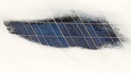 Schnee verdirbt den Solargenossen das Geschäft. Wenn Schnee auf den Solarmodulen liegt, wird kaum Strom produziert. Da hilft nur eines: Die Module müssen vom Schnee befreit werden. 