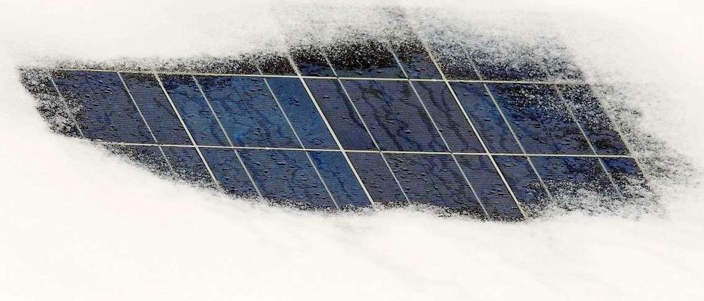 Schnee verdirbt den Solargenossen das Geschäft. Wenn Schnee auf den Solarmodulen liegt, wird kaum Strom produziert. Da hilft nur eines: Die Module müssen vom Schnee befreit werden.