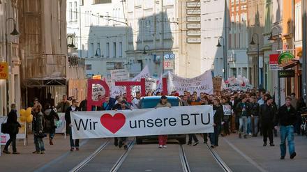 Studierende in Cottbus bei einem Demonstrationszug.