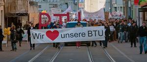 Studierende in Cottbus bei einem Demonstrationszug.