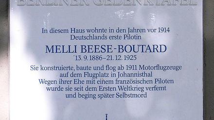 Die Gedenktafel für Melli Beese befindet sich an der Melli-Beese-Villa, einem Haus für betreutes Wohnen von Jugendlichen und Erwachsenen, Sterndamm 82 in Berlin-Johannisthal. 