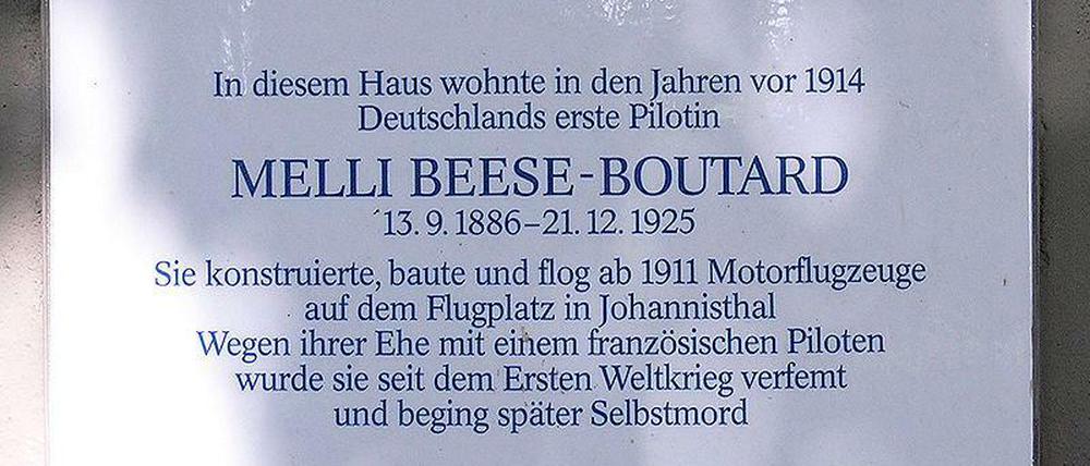 Die Gedenktafel für Melli Beese befindet sich an der Melli-Beese-Villa, einem Haus für betreutes Wohnen von Jugendlichen und Erwachsenen, Sterndamm 82 in Berlin-Johannisthal.