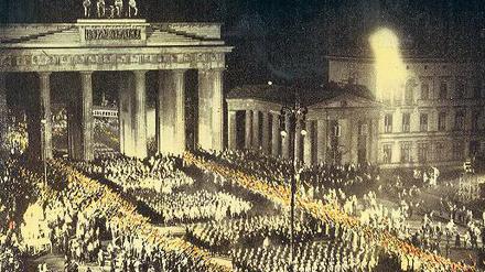 Triumph der Fälschung. Der Fackelzug durchs Tor, wie ihn die Nazis nachträglich für einen Propagandafilm inszenierten.