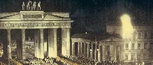 Triumph der Fälschung. Der Fackelzug durchs Tor, wie ihn die Nazis nachträglich für einen Propagandafilm inszenierten. 
