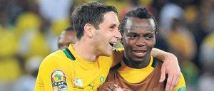 Gemeinsam stark. Dean Furman (l.) ist der einzige Weiße in Südafrikas Team, das das Viertelfinale beim Afrika-Cup erreicht hat.
