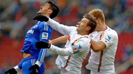 Nullnummer: Augsburgs Klavan (r.) und Baier im Kampf um den Ball mit Schalkes Marica.