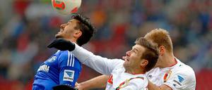 Nullnummer: Augsburgs Klavan (r.) und Baier im Kampf um den Ball mit Schalkes Marica.