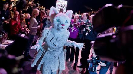 Allen die Show gestohlen hat aber eine rätselhafte Katze, die bei vielen Shows in der ersten Reihe saß. Wer sich unter der Maske verbirgt, ist bis heute unbekannt. Mehr Fotos von der Fashion Week finden Sie hier.