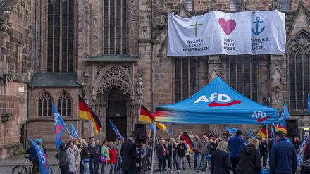 AfD-Unterstützung und Kirchenämter gehen nicht zusammen, findet zumindest die Evangelische Kirche. Mit einem Banner an der Nürnberger Sebalduskirche wird hier gegen eine Wahlkampfkundgebung der AfD protestiert.