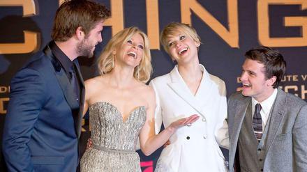 Mit ihren US-Kollegen Liam Hemsworth (links), Elizabeth Banks und Josh Hutcherson hatte Jennifer Lawrence sichtlich Spaß auf dem Teppich des Cinestar am Potsdamer Platz. 