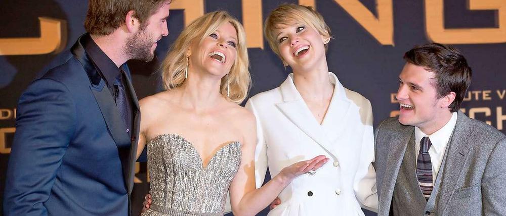 Mit ihren US-Kollegen Liam Hemsworth (links), Elizabeth Banks und Josh Hutcherson hatte Jennifer Lawrence sichtlich Spaß auf dem Teppich des Cinestar am Potsdamer Platz.