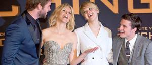 Mit ihren US-Kollegen Liam Hemsworth (links), Elizabeth Banks und Josh Hutcherson hatte Jennifer Lawrence sichtlich Spaß auf dem Teppich des Cinestar am Potsdamer Platz. 