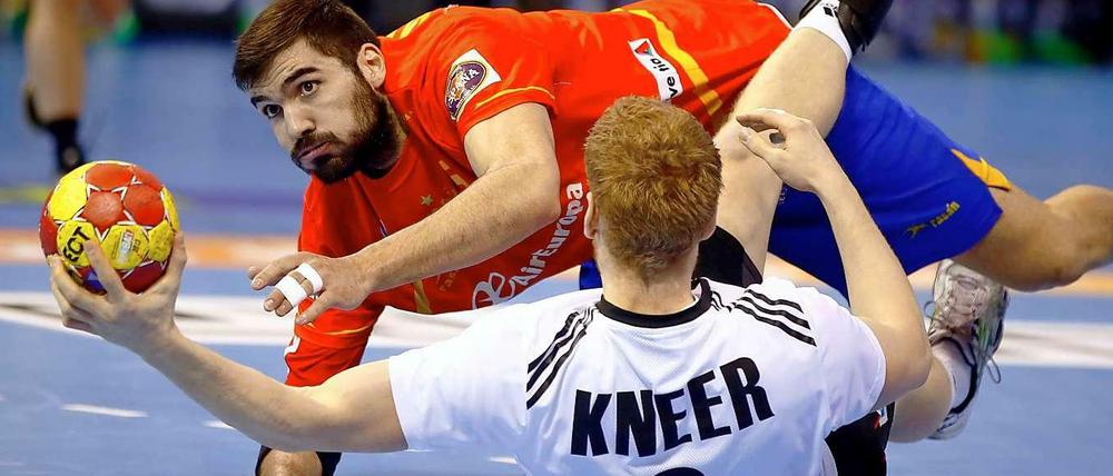 Überrollt. Stefan Kneer wehrt sich vergeblich gegen den Spanier Jorge Maqueda Pena.