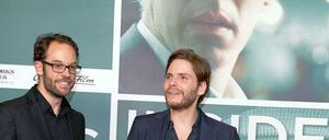 Der doppelte Daniel. Daniel Brühl (rechts) spielt Wikileaks-Aussteiger Daniel Domscheidt-Berg (links der echte) in der Verfilmung von dessen Buch über seine Zeit bei der Enthüllungsplattform. Zum Premierenbericht geht es hier. 