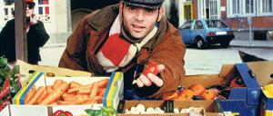 Tomaten vom Marienhof. Giovanni Arvaneh spielte fast 17 Jahre lang in der Vorabendserie einen türkischen Gemüsehändler. Die Serienmacher ließen ihn 2010 in Folge 3952 an Krebs sterben. In einer Seifenoper gespielt zu haben sei in Deutschland ein „Stigma“, sagt Arvaneh heute. Er bildet sich jetzt zum Coach fort. Foto: ARD/Rosi Reiter