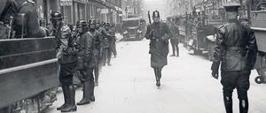 Mitten in Berlin. Razzia von Schutzpolizei und nationalsozialistischer Hilfspolizei in der Grenadier- und in der Dragonerstraße im April 1933. Schon am 9. März hatte die SA im dortigen Scheunenviertel marodiert, wo viele osteuropäische jüdische Migranten wohnten.
