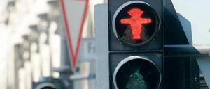 Bei Rot stehen, bei Grün gehen. Nicht nur Autofahrer müssen zahlen, wenn sie das rote Ampellicht ignorieren. Bei Kontrollen werden auch Fußgänger zur Kasse gebeten. 