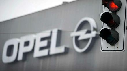 Alle wissen, was die IG Metall glasklar formuliert: Opel steht am Abgrund, die Werke sind nur zur Hälfte ausgelastet, die Verluste nicht mehr lange tragbar.