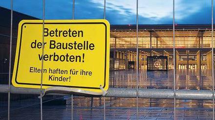Kein Eintritt. Auf der BER-Baustelle wird ermittelt. Foto: dpa