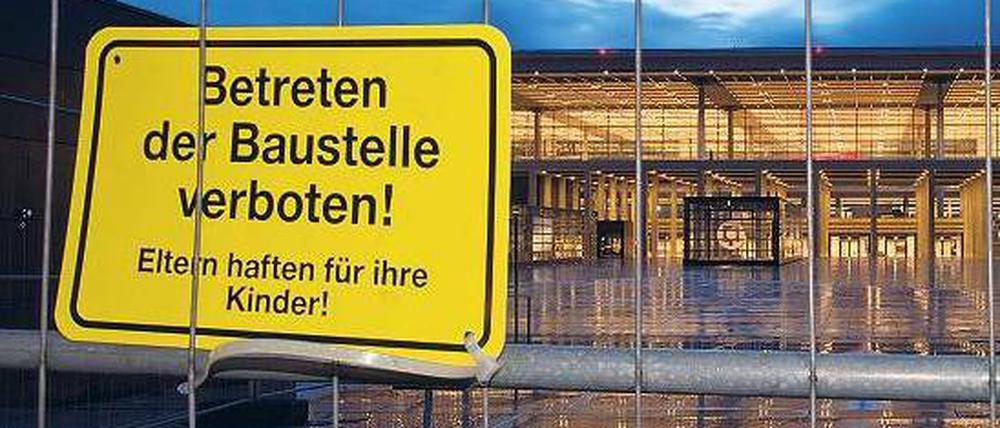 Kein Eintritt. Auf der BER-Baustelle wird ermittelt. Foto: dpa
