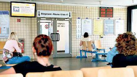 Termingebunden. Ein Besuch auf dem Bürgeramt ist nicht das, was man sich unter einem Vergnügen vorstellt. Angesichts der langen Wartezeiten wird er vielfach zur Qual. Foto: Mike Wolff