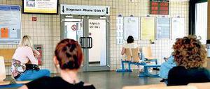 Termingebunden. Ein Besuch auf dem Bürgeramt ist nicht das, was man sich unter einem Vergnügen vorstellt. Angesichts der langen Wartezeiten wird er vielfach zur Qual. Foto: Mike Wolff