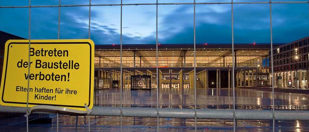 Die Berliner Wirtschaft fordert den Flughafenausbau, noch bevor der BER überhaupt eröffnet ist. 