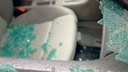 Eine zerschlagene Fensterfront an einem Auto. (Symbolbild)