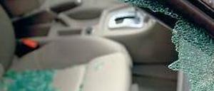 Eine zerschlagene Fensterfront an einem Auto. (Symbolbild)