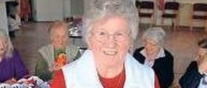 STRICKEN, NÄHEN, BASTELN. Karola Missuweit mit ihrer Handarbeitsgruppe beim Seniorendienst.