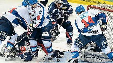 Überhand. Mannheim liegt vor dem Spitzenspiel zehn Punkte vor den Eisbären.