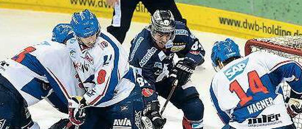Überhand. Mannheim liegt vor dem Spitzenspiel zehn Punkte vor den Eisbären.