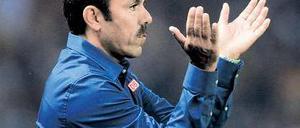 Verhaltener Applaus. Jos Luhukays Mannschaft hat sich eine gute Ausgangssituation im Kampf um den direkten Wiederaufstieg erarbeitet. In den verbleibenden 15 Punktspielen erwartet der Niederländer vor allem eine Steigerung im spielerischen Bereich. Foto: dpa