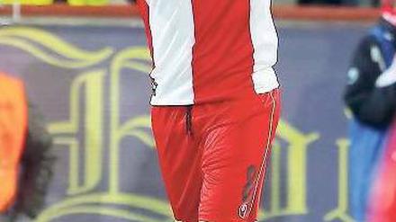 Grüße nach oben. Baris Özbek wirkt nach seiner Rückkehr gefestigt. Foto: dpa