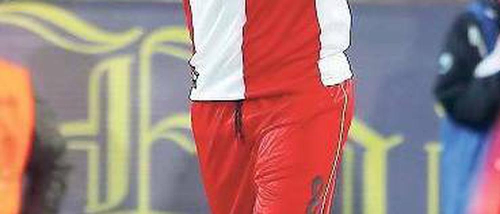 Grüße nach oben. Baris Özbek wirkt nach seiner Rückkehr gefestigt. Foto: dpa