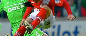 Augsburger Zweikampfführung: Der früherer Wolfsburger Ja-Cheol Koo (r.) wirft sich in einen Zweikampf mit Marcel Schäfer.