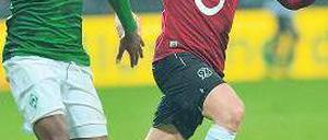 Nordisches Duell. Bremens Elia zieht an Hannovers Rausch vorbei. Foto: dpa