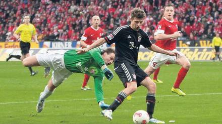 Neeeiiiiin! Der Mainzer Schlussmann Christian Wetklo versucht alles, doch er kann den Führungstreffer von Thomas Müller (rechts) nicht mehr verhindern.
