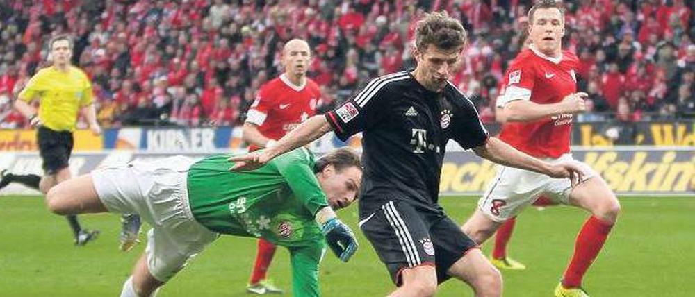 Neeeiiiiin! Der Mainzer Schlussmann Christian Wetklo versucht alles, doch er kann den Führungstreffer von Thomas Müller (rechts) nicht mehr verhindern.
