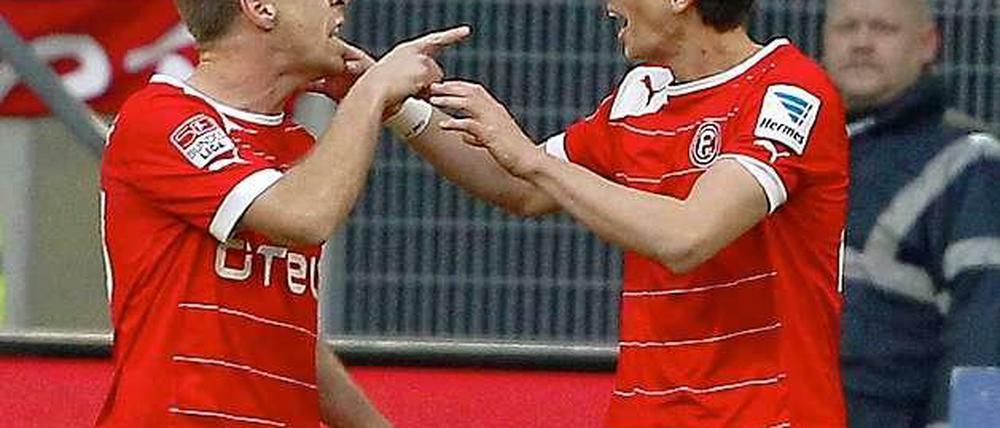 Er war's: Düsseldorfs Kapitän Andreas Lambertz zeigt auf den Doppeltorschützen Robbie Kruse, der zwei Tore zum 3:1-Heimsieg der Fortuna gegen den VfB Stuttgart beisteuerte.