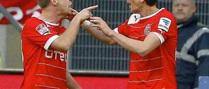 Er war's: Düsseldorfs Kapitän Andreas Lambertz zeigt auf den Doppeltorschützen Robbie Kruse, der zwei Tore zum 3:1-Heimsieg der Fortuna gegen den VfB Stuttgart beisteuerte.