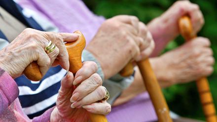 Immer mehr Menschen gehen in Deutschland früher in Rente: Bei den über 64-Jährigen waren im Juni 2012 nur noch 14,2 Prozent im Berufsleben.