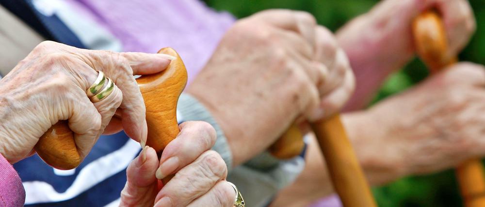 Immer mehr Menschen gehen in Deutschland früher in Rente: Bei den über 64-Jährigen waren im Juni 2012 nur noch 14,2 Prozent im Berufsleben.