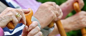 Immer mehr Menschen gehen in Deutschland früher in Rente: Bei den über 64-Jährigen waren im Juni 2012 nur noch 14,2 Prozent im Berufsleben.