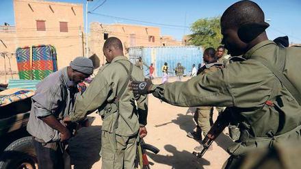 Kontrolle. Soldaten der malischen Armee suchen in Timbuktu nach möglichen Islamisten.